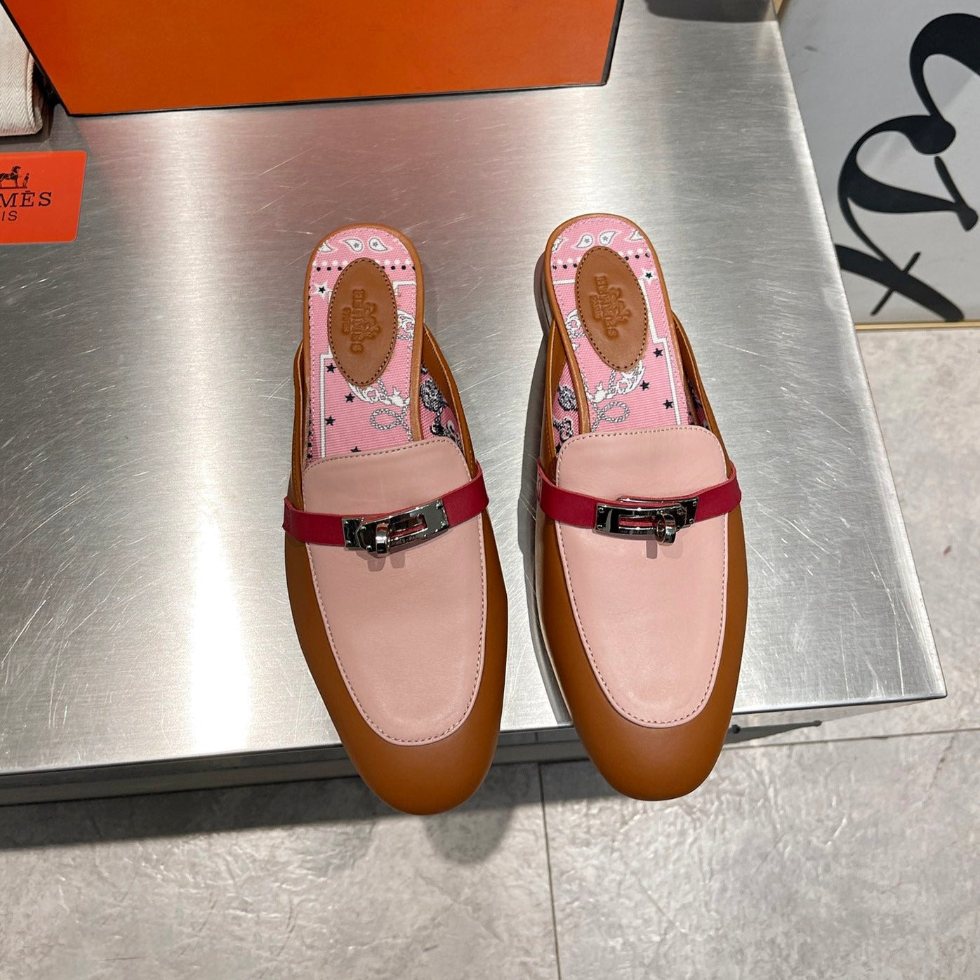 HERMES 0Z MULE CARAMEL AND PASTEL PINK CALFSKIN WITH PATTERN