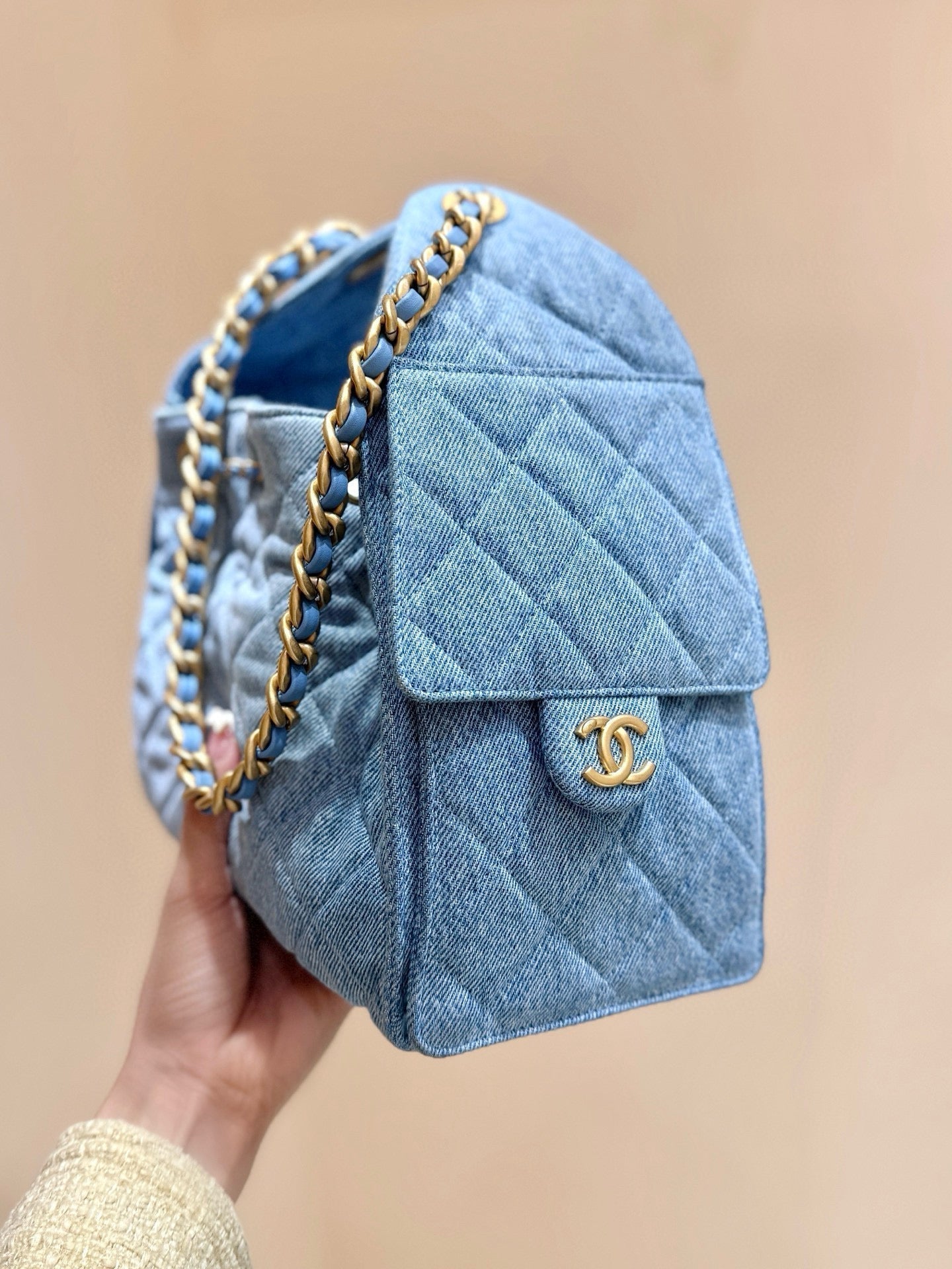 CHANEL 25 HANDBAG IN BLUE 30 DENIM GOLD HARDWARE