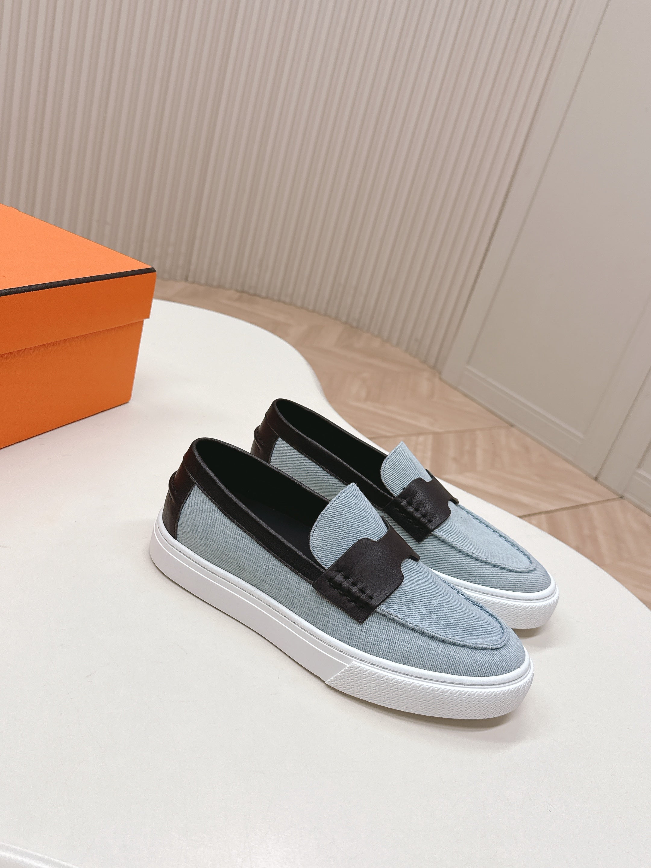 HERMES 25S SLIP-ON IN BLUE DENIM AND BLACK LAMBSKIN