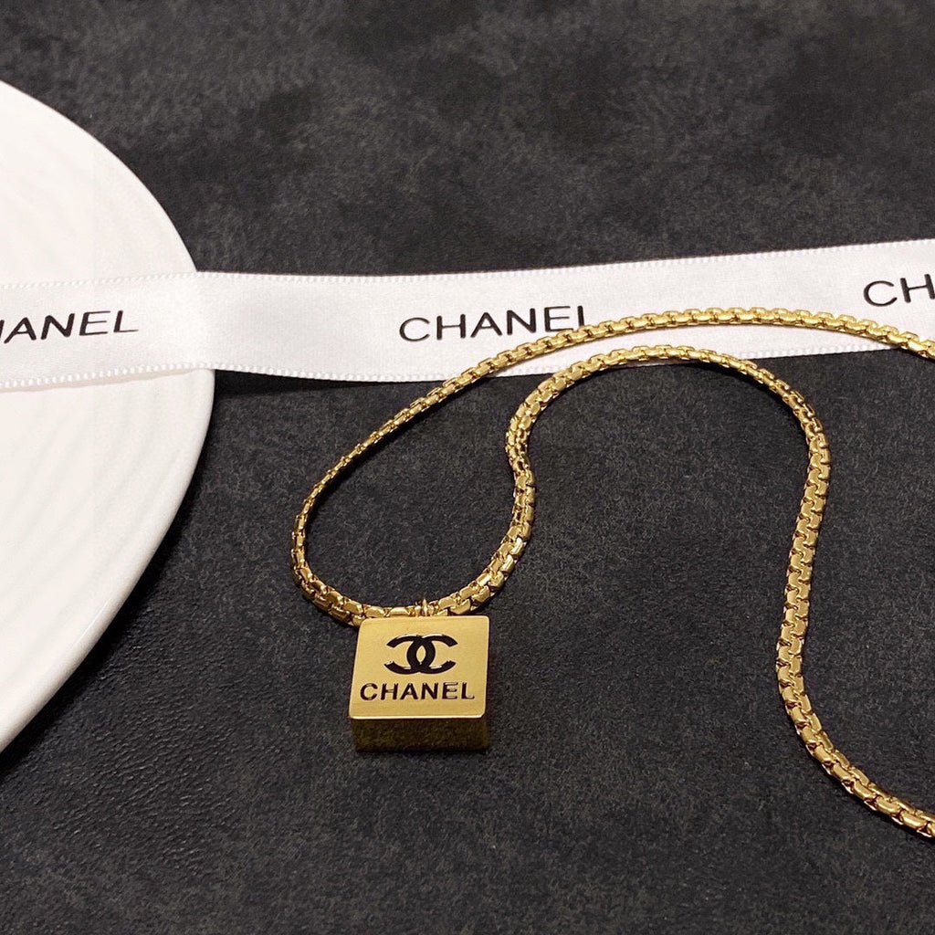 18K  Chanel Pendant Necklace