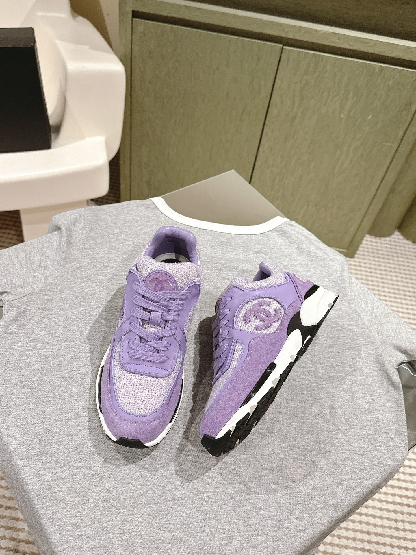 CHANEL TRAINERS IN LIGHT PURPLE SUEDE AND CALFSKIN