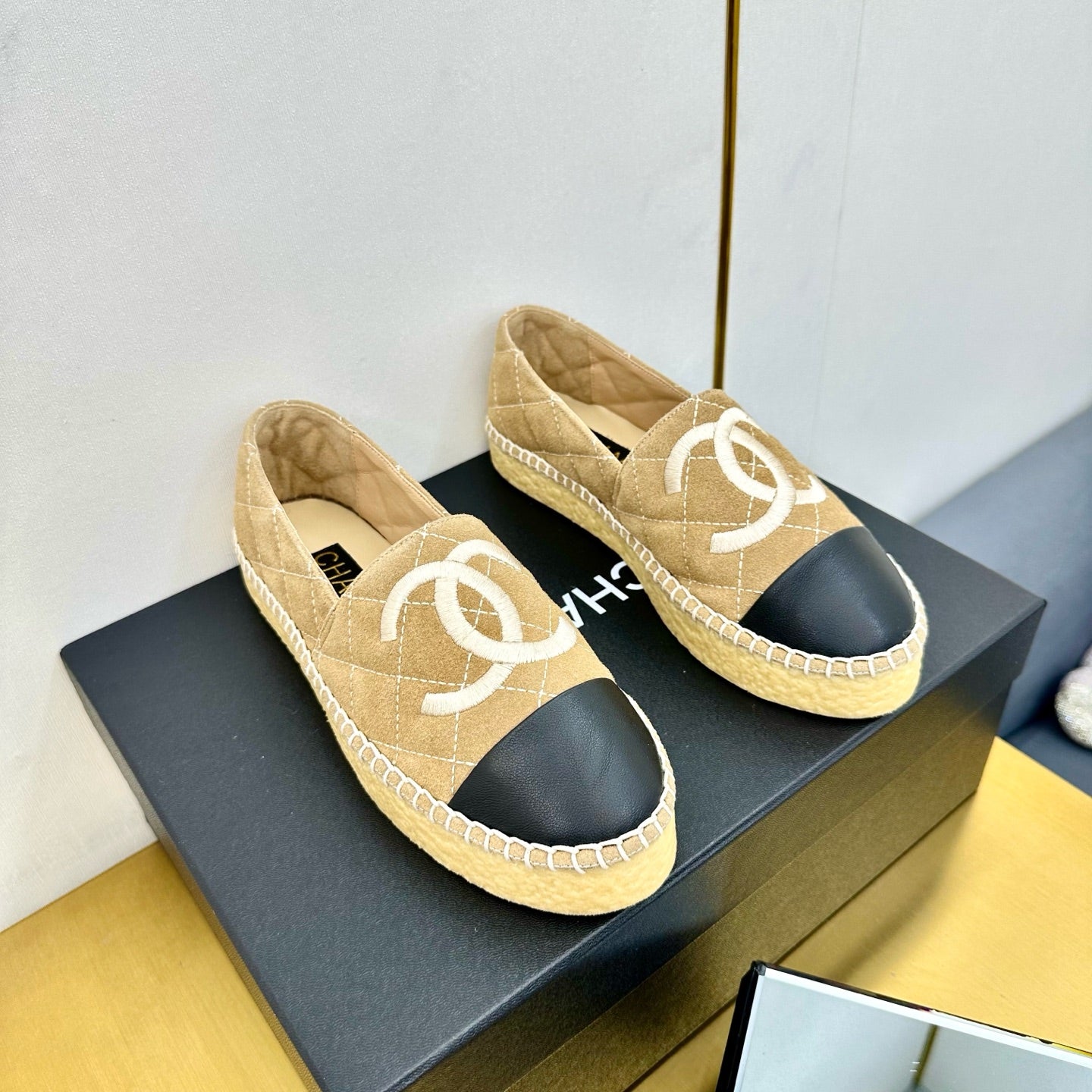 CHANEL ESPADRILLES PLATFORM 25S IN BEIGE SUEDE MIX BLACK CALFSKIN